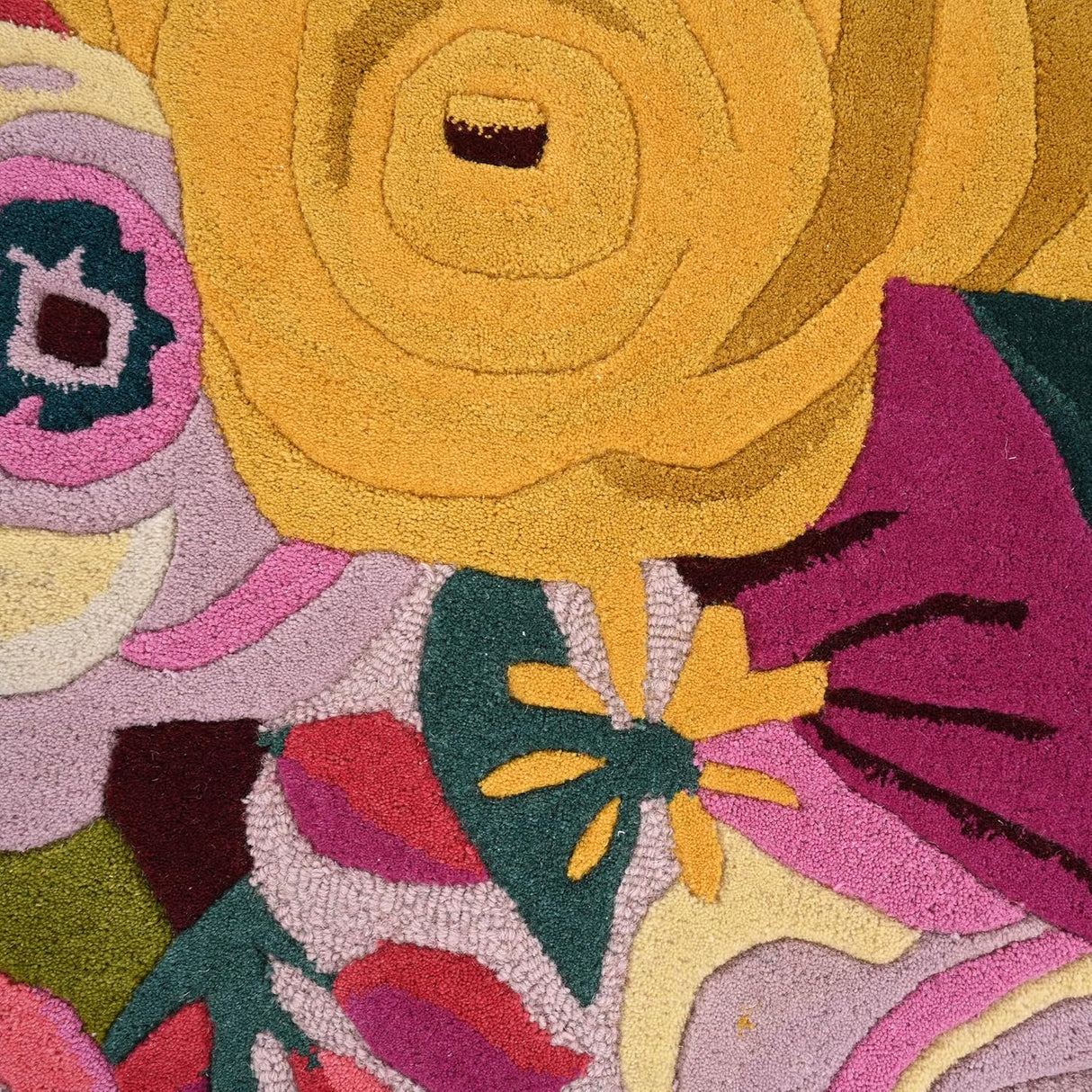 Floral Hand-Tufted Wool Rug – Vibrant Color, Plush Feel, Unique Scalloped Edge