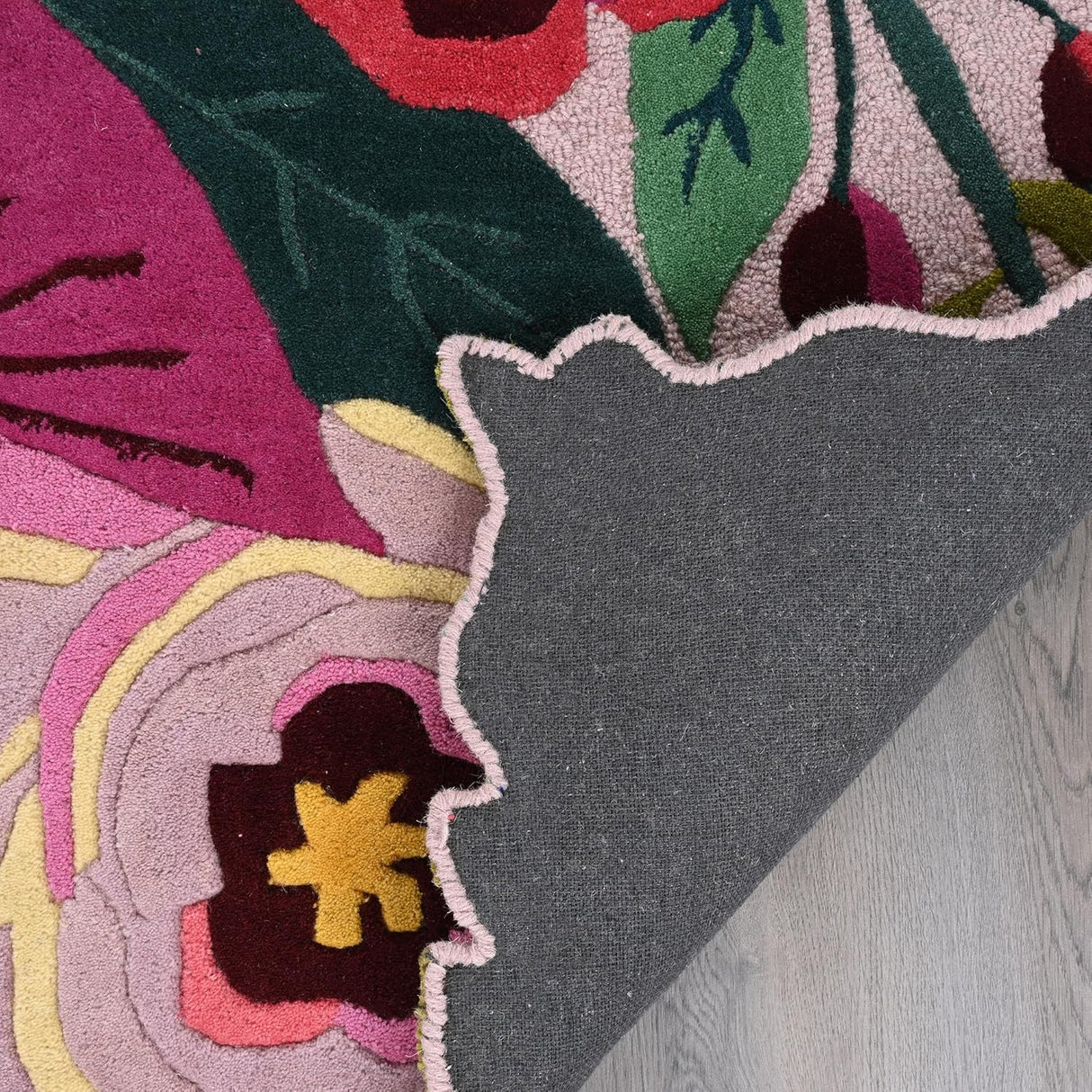 Floral Hand-Tufted Wool Rug – Vibrant Color, Plush Feel, Unique Scalloped Edge