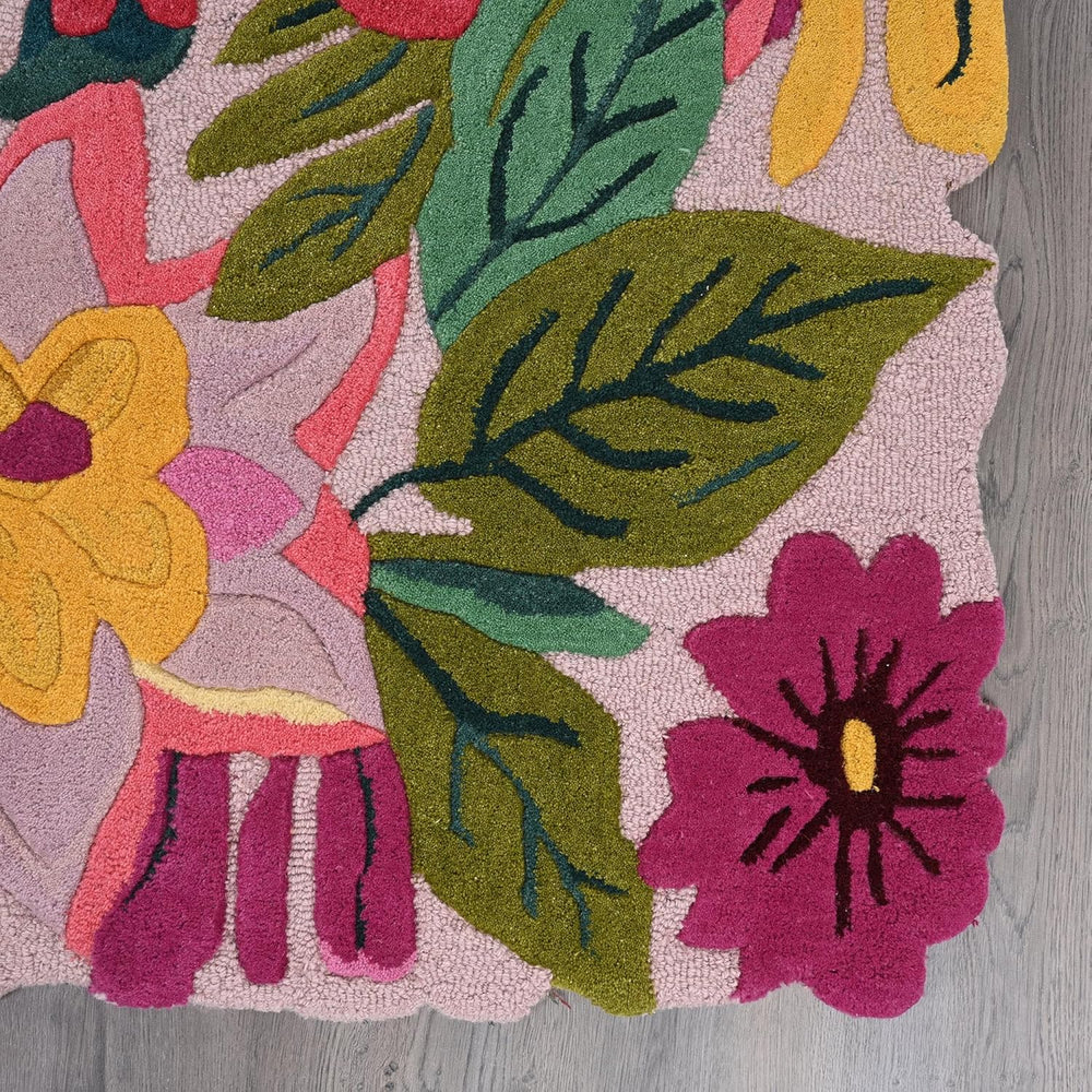 Floral Hand-Tufted Wool Rug – Vibrant Color, Plush Feel, Unique Scalloped Edge