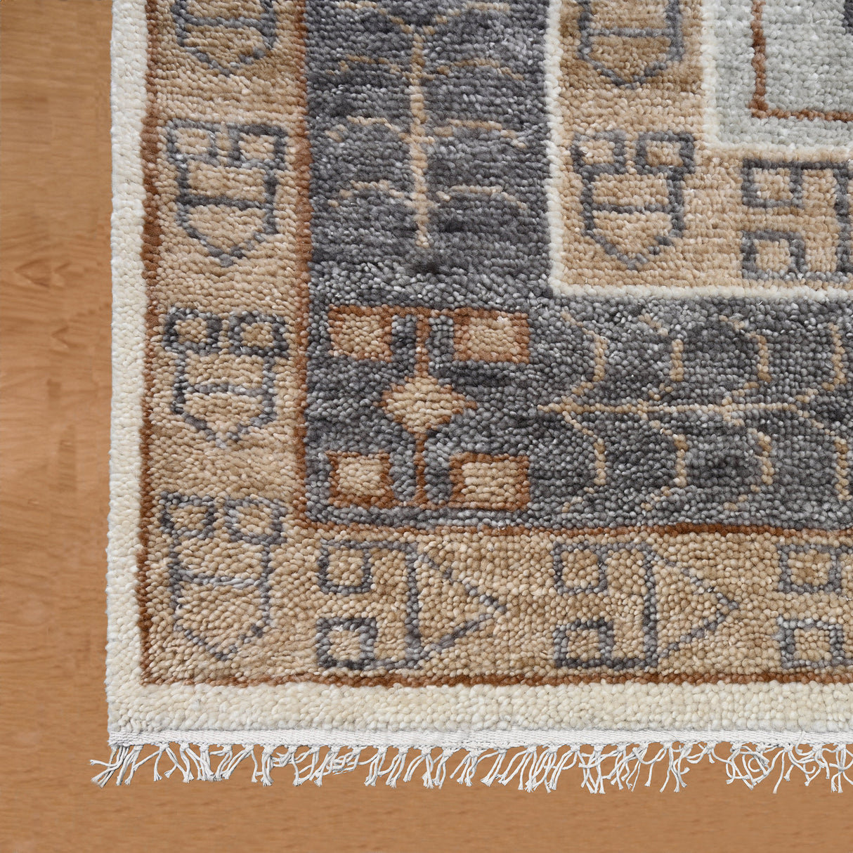 Hand-Knotted Wool Rug – Tribal Medallion Design in Natural Tones