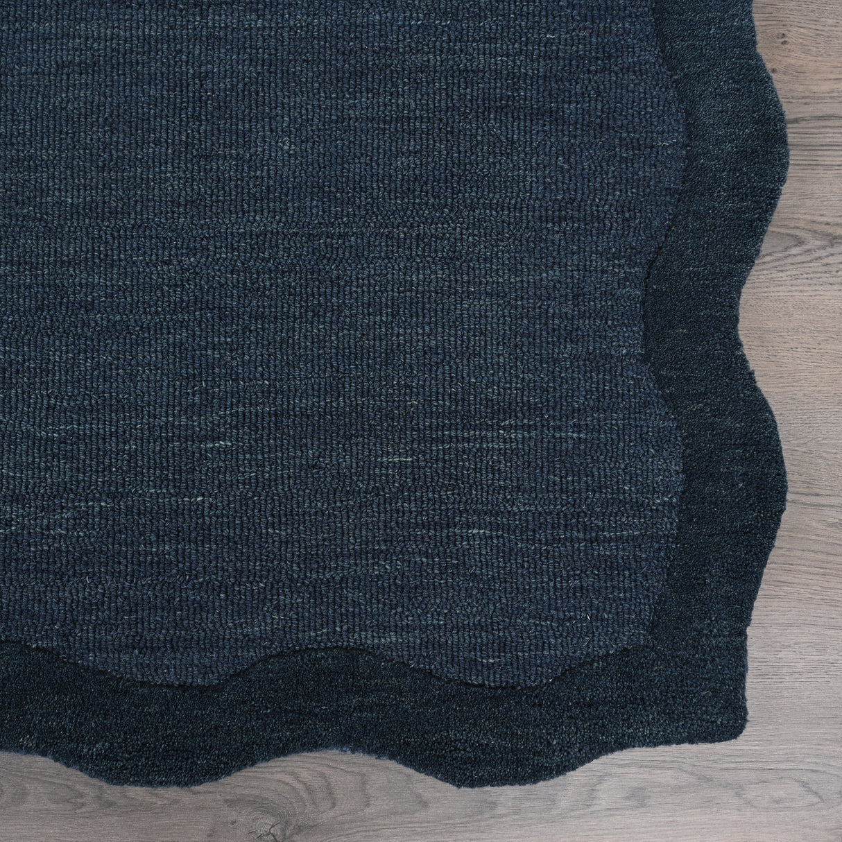 Scalloped Wool Rug – Hand-Tufted, Thick & Soft, Wavy Edge with Cotton Backing
