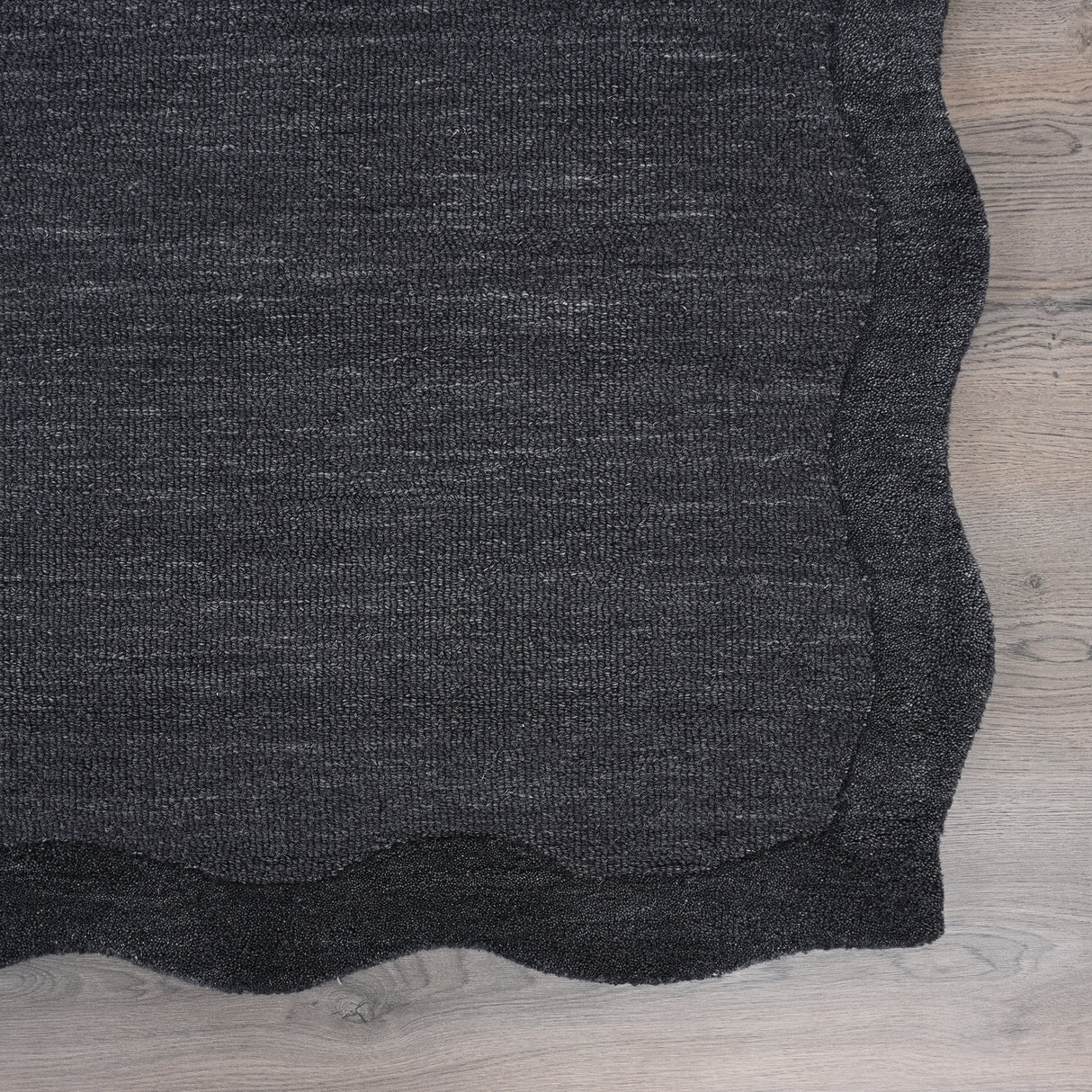 Scalloped Wool Rug – Hand-Tufted, Thick & Soft, Wavy Edge with Cotton Backing