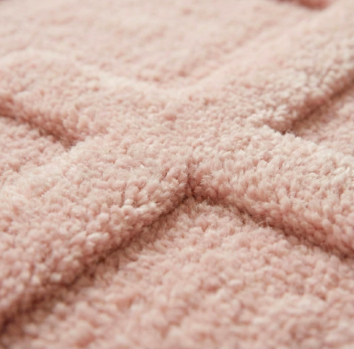 Hand-Tufted Wool Rug Scalloped Edge Modern Geometric Pattern